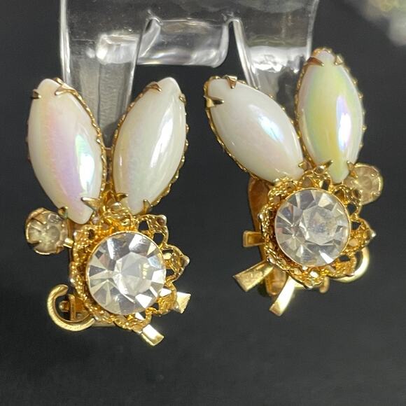 Pair Midcentury Rhinestone, Faux Opal‎ & Gold tone Riveted Clip on Earrings - Picture 7 of 7